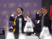 Abelardo de la Espriella presta juramento perante os congressistas, mas faz seu primeiro discurso aos militares