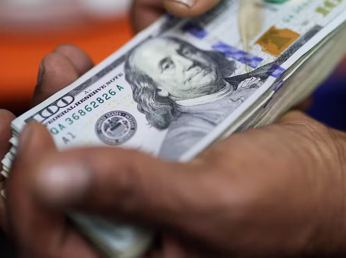 Dólar cai e fecha em R$ 5,56, após dados fortes de emprego nos EUA e à espera de encontro com a China