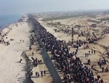 Imagens mostram milhares de palestinos retornando ao norte de Gaza