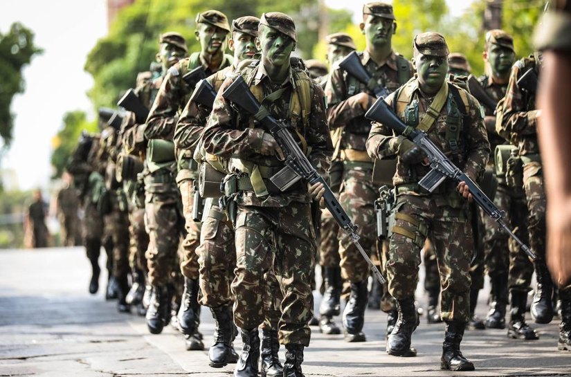 Desfile cívico-militar leva centenas de famílias à Avenida Getúlio Vargas em Cuiabá