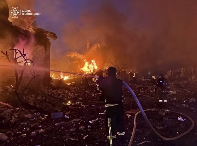 Rússia lança maior ataque aéreo contra Ucrânia e mata pelo menos 12 pessoas