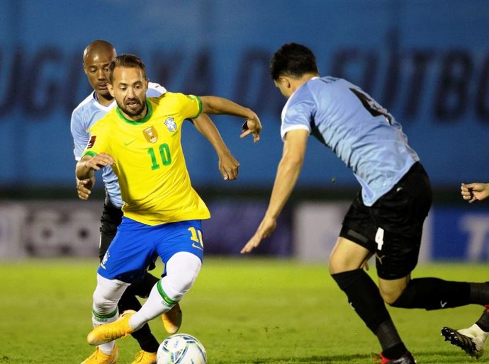 Seleção enfrenta Uruguai buscando virtual classificação para Copa
