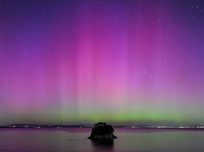 Auroras iluminam o céu durante rara tempestade solar; veja fotos