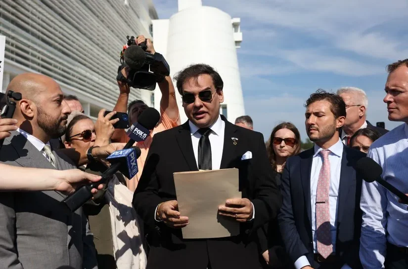 George Santos, ex-deputado de origem brasileira, é solto da prisão nos EUA