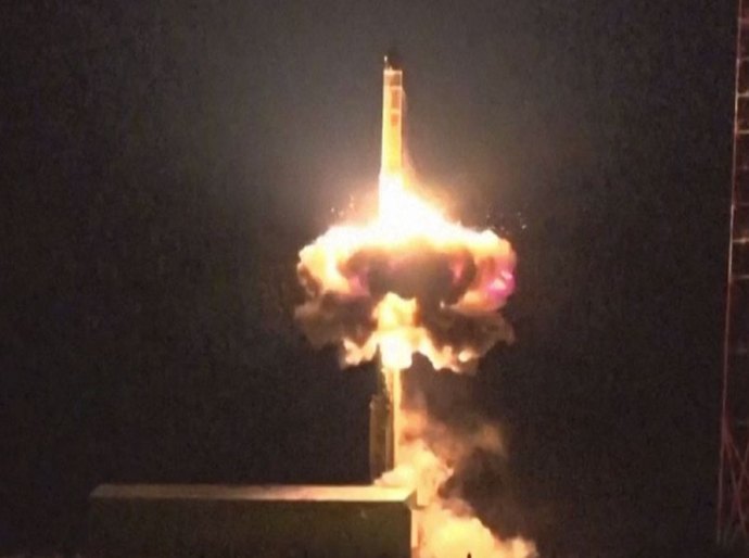 Rússia faz teste de submarino nuclear e lança míssil intercontinental