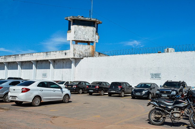 Polícia Penal apreende 25 celulares escondidos em garrafa térmica na PCE