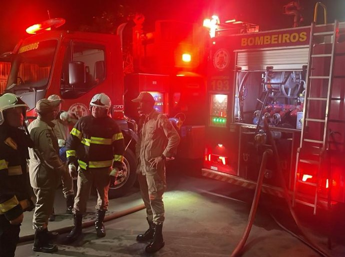Corpo de Bombeiros combate incêndio em residência em Várzea Grande