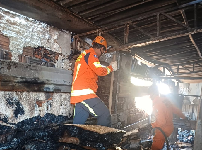 Corpo de Bombeiros combate incêndio de grandes proporções em estabelecimento comercial