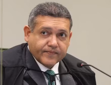 Kassio Nunes Marques determina suspensão de pesquisa que apontou queda de Flávio Bolsonaro