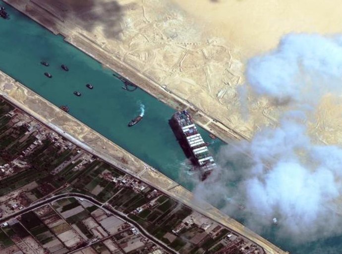 Termina congestionamento no Canal de Suez dias após navio gigante desencalhado