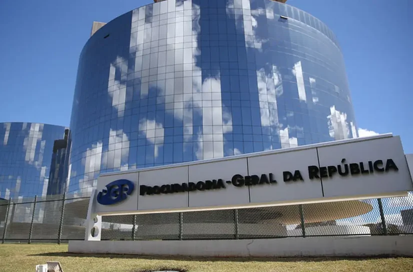 Moraes pede parecer da PGR sobre prisão domiciliar para Bolsonaro