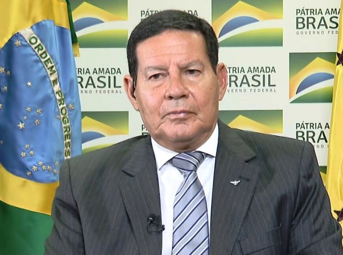 Bolsonaro e Forças Armadas não anseiam ruptura institucional, diz Mourão