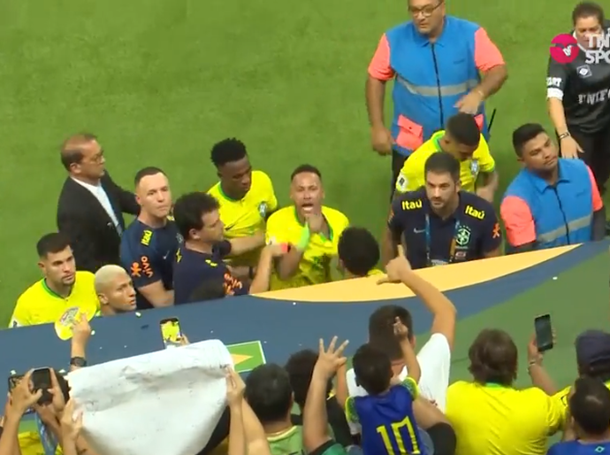 Neymar é acertado por saco de pipoca e se revolta após Brasil x Venezuela