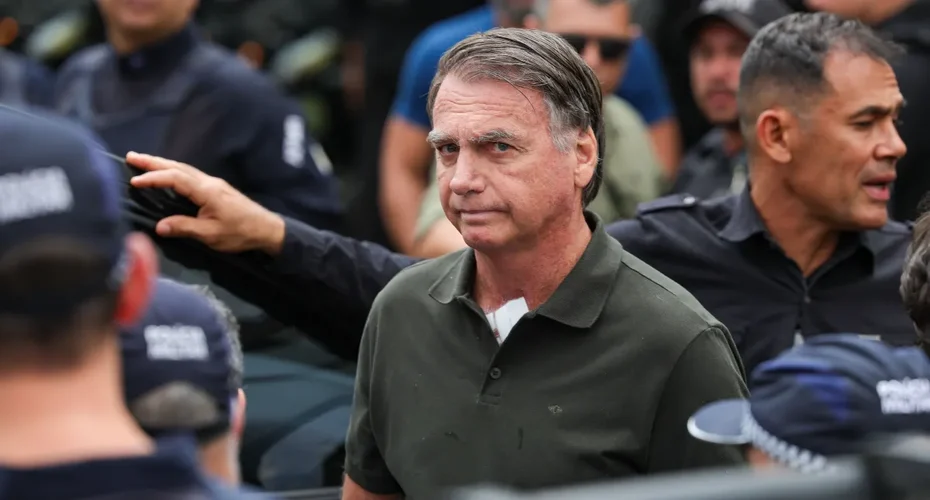 Moraes mantém Bolsonaro em prisão domiciliar e dá 48h para ex-presidente entregar armas