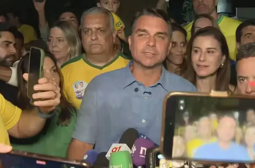 Flávio Bolsonaro diz estar 'muito feliz' com resultado do primeiro turno: 'O Brasil quer mudança'