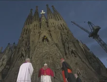 Papa Leão XIV abençoa e inaugura torre da Sagrada Família