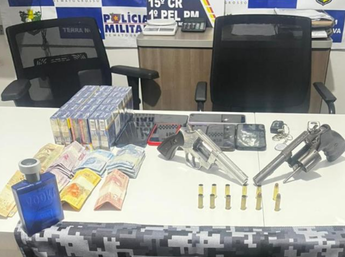 PM recupera dois carros roubados, apreende armas de fogo e prende suspeitos