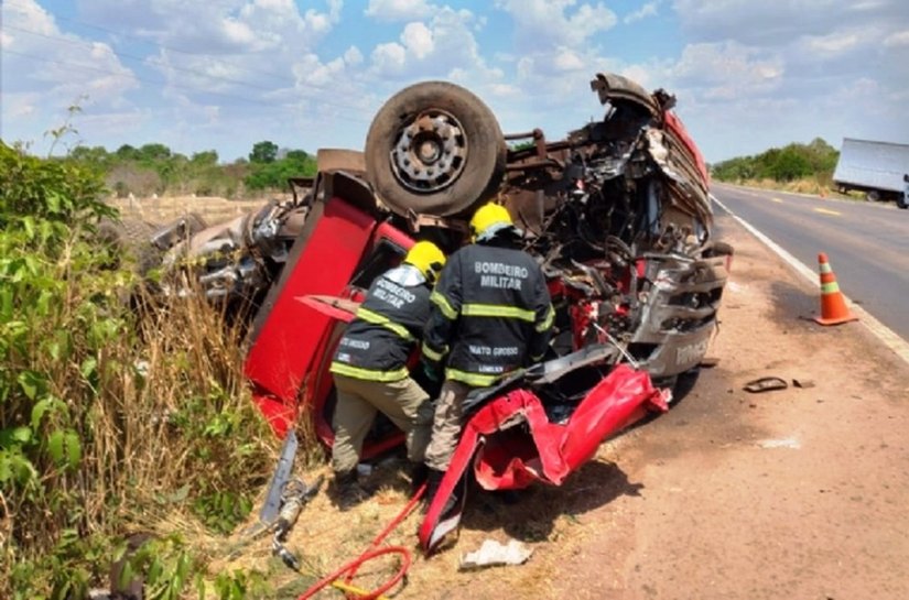 Acidente entre veículo de passeio e carreta na BR-163 mata pai de 64 e filho de 30 em MT