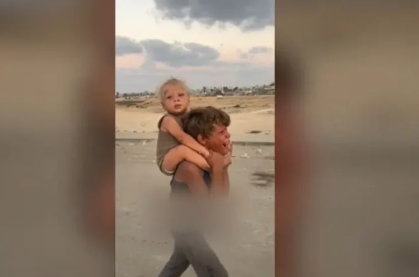 A história por trás do vídeo viral de menino palestino carregando irmãozinho nas costas