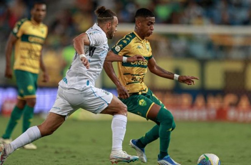 Depois de gol contra, Braithwaite decide e Grêmio vence e mantém Cuiabá na esparella do Z4 do Brasileiro