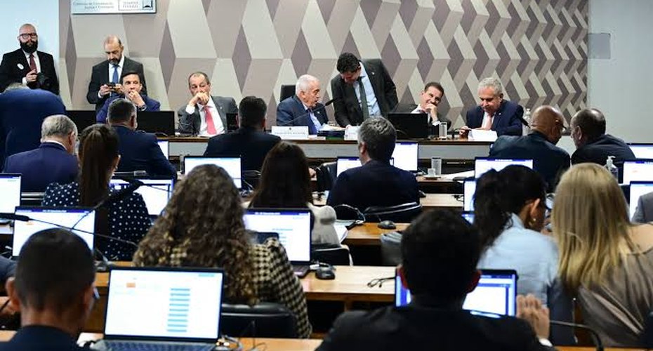 Fim da escala 6x1: CCJ do Senado aprova texto-base da proposta, mas análise no plenário é incerta