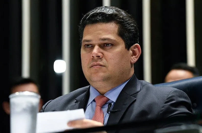 Alcolumbre deixa PEC da 6x1 para depois do recesso e evita prazo