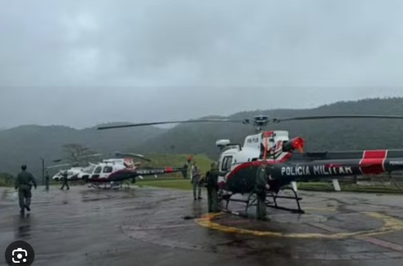 Bombeiros resgatam corpos de vítimas de queda de helicóptero em SP