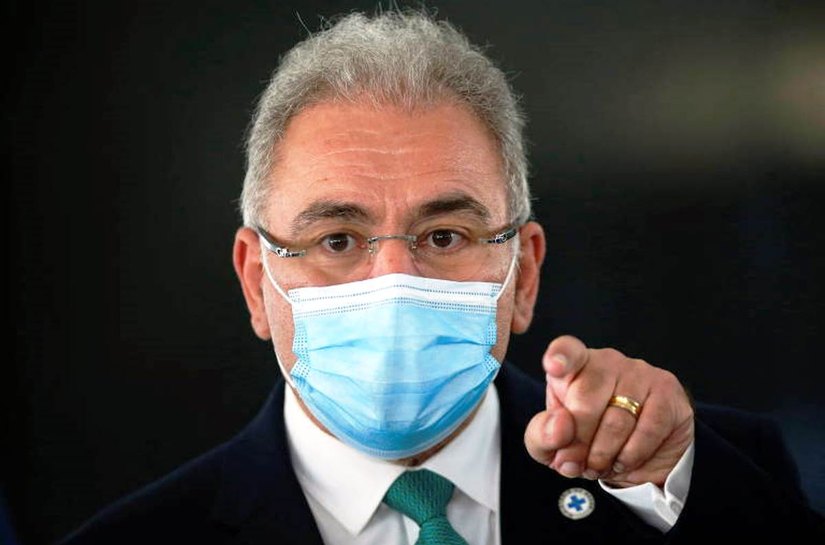 Ministro da Saúde usou voos da FAB para transportar mulher e filhos, mostram registros oficiais