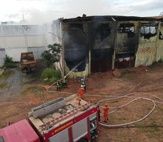 Corpo de Bombeiros combate incêndio em depósito abandonado em Várzea Grande