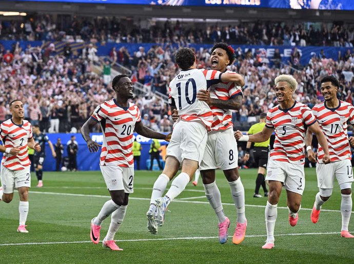 Com gols 'brasileiros', Estados Unidos goleia Paraguai em estreia na Copa
