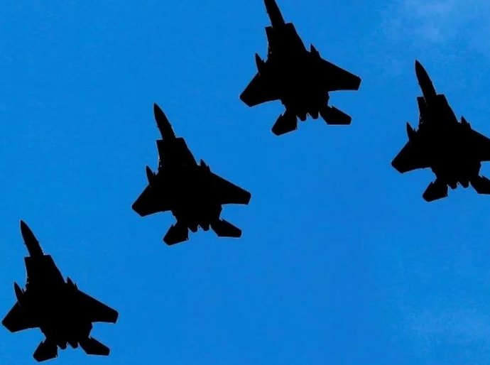 Caça chinês confronta avião americano com equipe da CNN no Mar do Sul da China