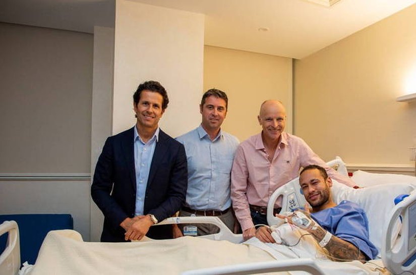 Após cirurgia no tornozelo direito, atacante Neymar recebe alta do hospital no Qatar