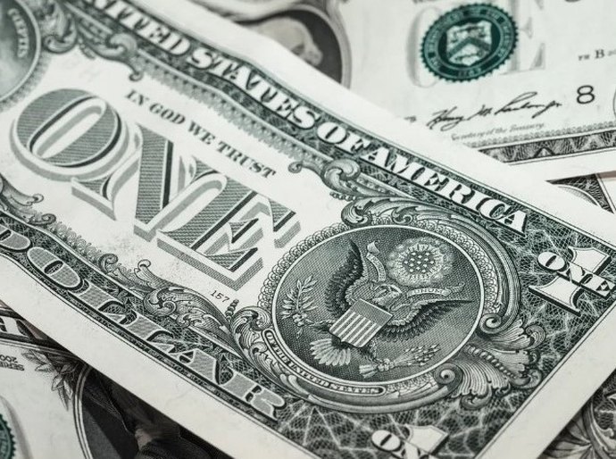 Dólar chega a R$ 5,28 com mudança da meta fiscal e conflito no Oriente Médio no radar; Ibovespa cai