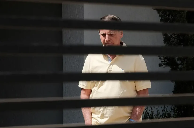 Moraes concede prisão domiciliar a Bolsonaro após internação por pneumonia