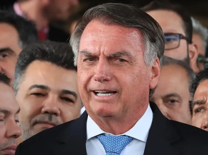 Bolsonaro nega tentativa de fuga e pede revogação da prisão domiciliar