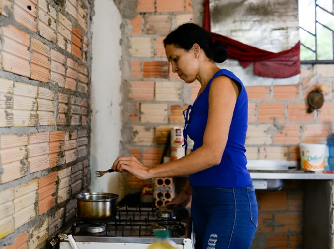Proporção de pretos e pardos entre os pobres chega ao dobro em relação aos brancos, mostra o IBGE