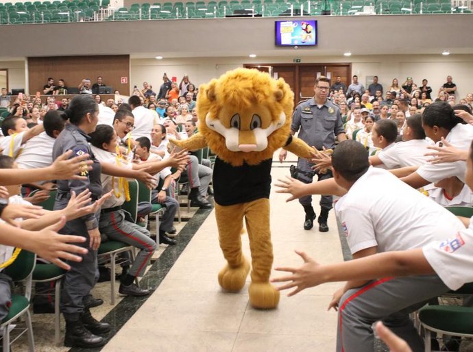 Proerd realiza formatura de 1.300 alunos do sétimo ano em Cuiabá