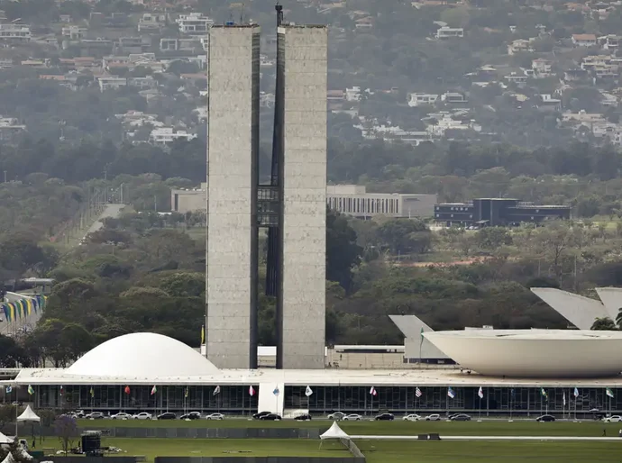 Lula sanciona, com vetos, reajuste salarial para cargos do Legislativo