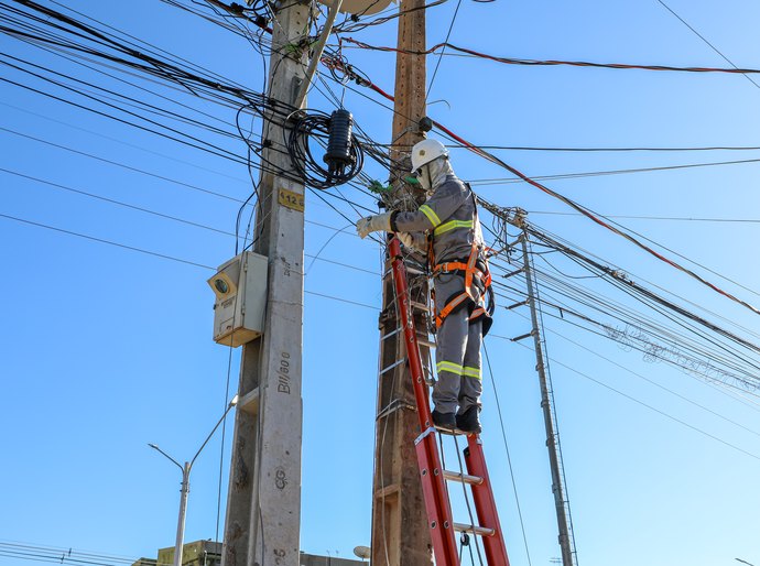 Operação contra cabos clandestinos recolhe mais de 400 kg de fios em desuso em Cuiabá