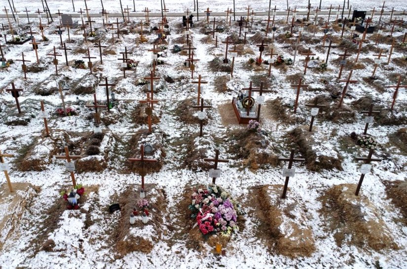 Mundo atinge maior média diária de mortes por Covid em 4 meses