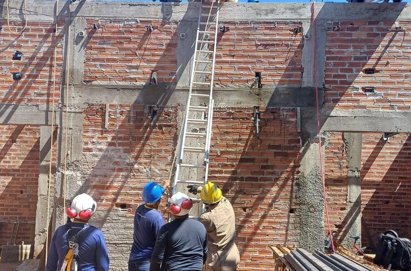 Bombeiros resgatam trabalhador que sofreu mal súbito em obra a 6 metros de altura