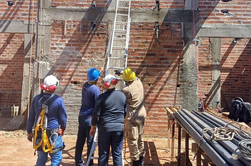 Bombeiros resgatam trabalhador que sofreu mal súbito em obra a 6 metros de altura