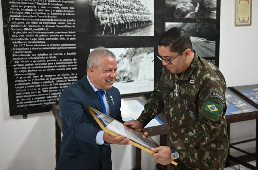 Presidente da Câmara de Cuiabá homenageia comandante do 9º BEC