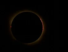 Eclipse solar total: veja imagens e como foi o raro fenômeno
