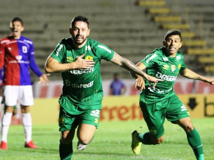 Cuiabá 'massacra' o Paraná: 2 x 0  - Um perto da Série C e o outro a um ponto da Série A!