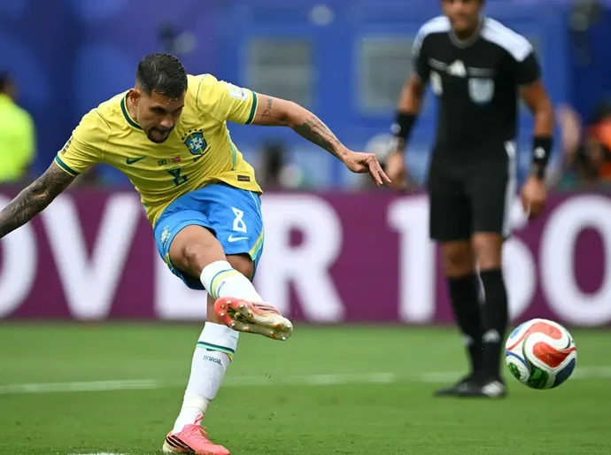 Pênalti perdido por Bruno Guimarães quebra escrita de 40 anos na Seleção Brasileira