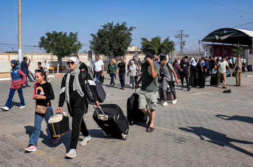 Brasileiros seguem aguardando abertura da fronteira de Rafah após ataques a hospitais em Gaza