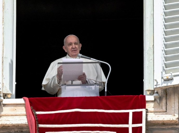 Após quase 1 mês, Papa Francisco volta a receber fiéis na Praça de São Pedro