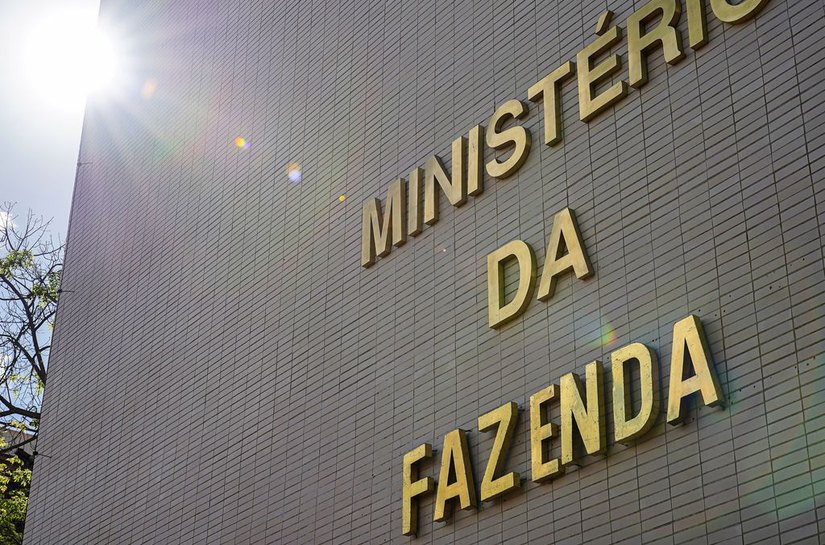 Fazenda reduz previsão oficial de crescimento do PIB para 3%