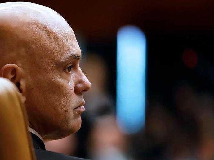 Alexandre de Moraes pode ser alvo e juiz ao mesmo tempo na investigação sobre Bolsonaro e aliados?